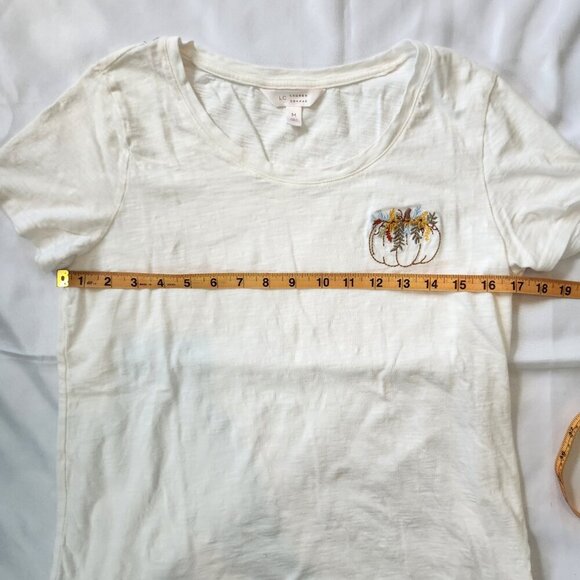 LC White Tee with Embroidered Pumpkin Detail Size Medium - Picture 7 of 11